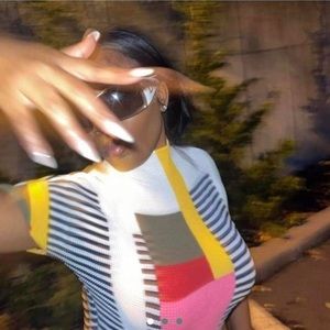 Thin Popcorn top. Extremely stretchy. It’s label as one size